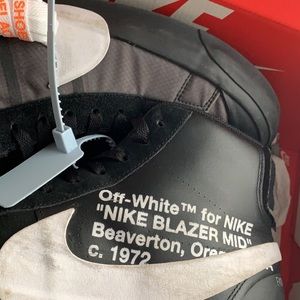 OFF WHITE X NIKE MID BLAZERS